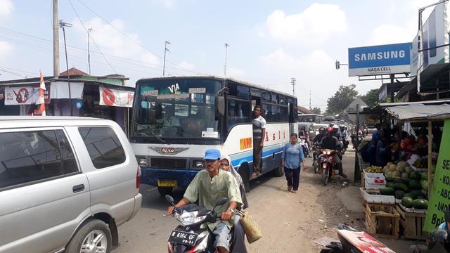 Lalu lintas Cilacap-Pangandaran padat pada puncak arus balik 2019. (Foto: Liputan6.com/Muhamad Ridlo)