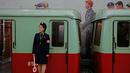 Seorang petugas berdiri dekat kereta yang tengah berhenti di stasiun kereta bawah tanah atau metro Pyongyang, Korea Utara, 13 September 2018. Kereta yang digunakan merupakan peninggalan masa Jerman Timur. (AP Photo/Kin Cheung)
