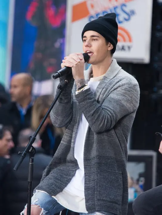 Namun uniknya, salah satu akun berkomentar dengan memuji ketampanan Justin yang memakai baju tahanan. “Foto tahanan aja keren yah😂,” tulis akun @ardya09. (AFP/Bintang.com)