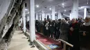 Kesemua amalan tersebut bertujuan untuk meraih kemuliaan malam Lailatul Qadar, yang nilainya lebih baik dari seribu bulan. Tampak dalam foto, umat Muslim melaksanakan salat malam di Masjid Mahaba yang rusak selama perang Israel-Hamas di Khan Yunis, Jalur Gaza selatan pada Senin 16 Maret 2026. (Bashar Taleb/AFP)