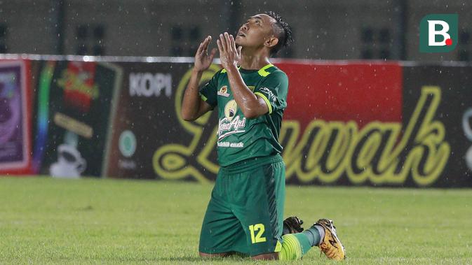 Gelandang Persebaya Surabaya, Rendi Irwan merayakan kemenangan 2-1 atas Persik Kediri usai berakhirnya laga Grup C Piala Menpora 2021 di Stadion Si Jalak Harupat, Bandung, Selasa (23/3/2021). (Bola.com/M Iqbal Ichsan)