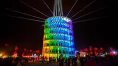 Pemandangan saat pengunjung menikmati instalasi cahaya 'Spectra' di Festival Musik dan Seni Coachella di Indio, California, Amerika Serikat, Minggu (15/4). (AFP PHOTO/Kyle Grillot)