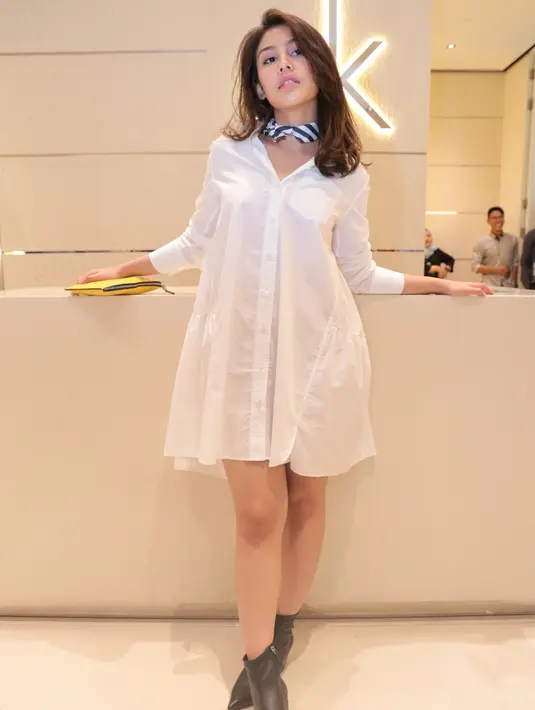 “Pengen sekolah akting, tapi pengen sekolah musik juga. Banyak maunya jadi bingung. Ya aku tertarik banget sama dunia itu. Waktu itu sempat nyanyi Juga kan. Tapi belom begitu baik. Jadi harus digali lagi,” tambahnya. (Adrian Putra/Bintang.com)