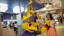 Maskot BIO (BCA Indonesia Open) menyapa seorang anak di sebuah mall di Jakarta, Minggu (3/6). Selain itu kegiatan tersebut juga bertujuan untuk mengenalkan maskot BCA Indonesia Open (BIO) kepada masyarakat. (Liputan6.com/Faizal Fanani)