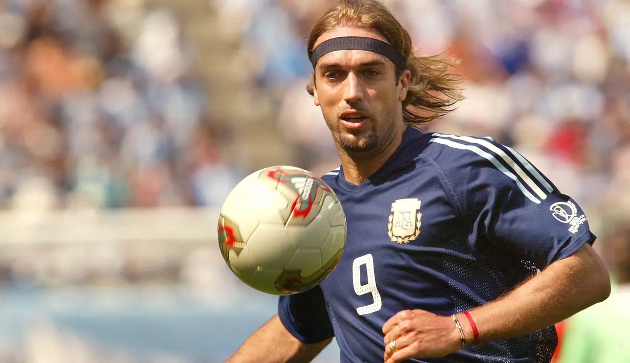 2. Gabriel Batistuta - Pemain andalan tim tango tersebut mengakui di otobiografinya bahwa ia tidak menyukai sepak bola. Ia mengakui ia adalah sosok yang unik tidak seperti pesepak bola lainnya. (AFP/Daniel Garcia)