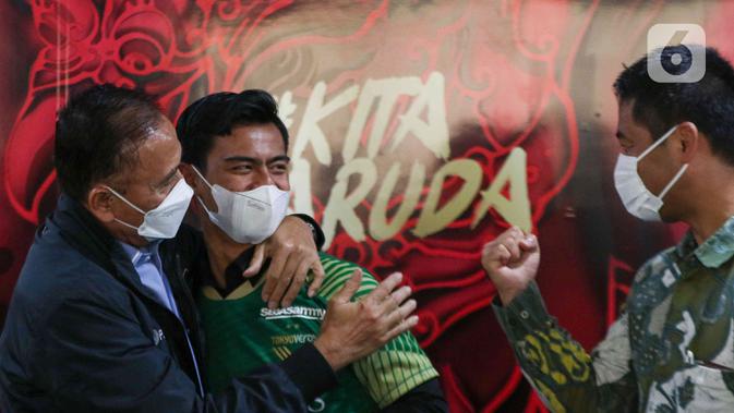 Ketua Umum PSSI Mochamad Iriawan bersama pesepakbola Pratama Arhan (tengah) saat konferensi pers jelang keberangkatan menuju Jepang di kantor PSSI, Jakarta, Jumat (4/3/2022). Pratama Arhan resmi bergabung ke klub bola Jepang, Tokyo Verdy (Liputan6.com/Herman Zakharia)