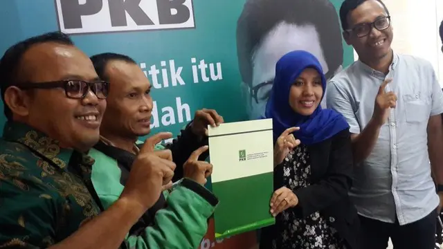 VIDEO: Pengemudi Ojek Online Daftar Jadi Anggota DPR