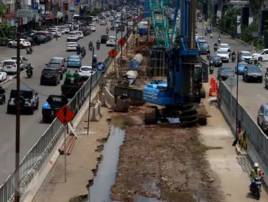 Pekerja mengerjakan proyek Light Rail Transit (LRT) di Jakarta, Jumat (24/2). Pemprov DKI Jakarta tetap optimistis LRT dapat beroperasi sebelum Asian Games 2018. (Liputan6.com/Gempur M Surya)
