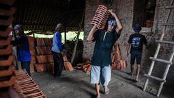 Kompetisi binaraga tradisional ini diikuti perajin ataupun pekerja pabrik genteng. (Aditya Irawan/AFP)