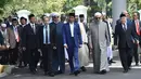 Presiden Joko Widodo berjalan bersama Imam Besar Al-Azhar Ahmad Muhammad Ath-Thayeb bersiap membuka Konsultasi Tingkat Tinggi (KTT)  Ulama dan Cendekiawan Muslim Dunia di Istana Bogor, Jawa Barat, (1/5). (Liputan6.com/Pool/Biro PersSetpres)