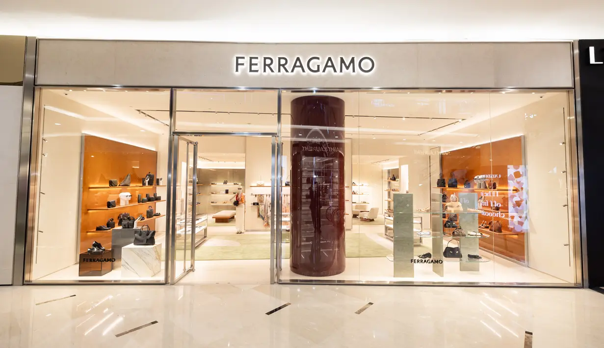 Ferragamo dengan bangga mengumumkan Grand Opening butik keduanya di Indonesia, yang berlokasi di Lantai Dasar Senayan City, Jakarta. Dirancang dengan apik, butik baru ini mencerminkan khas gaya Italia yang berakar pada keahlian luar biasa dan keanggunan dengan pendekatan arsitektur modern. / Foto dok: Ferragamo.