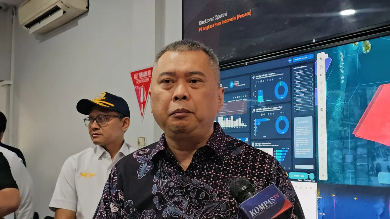 Menteri Perhubungan Dudy Purwagandhi di Bandara Internasional Soekarno-Hatta di Posko Terminal 1B