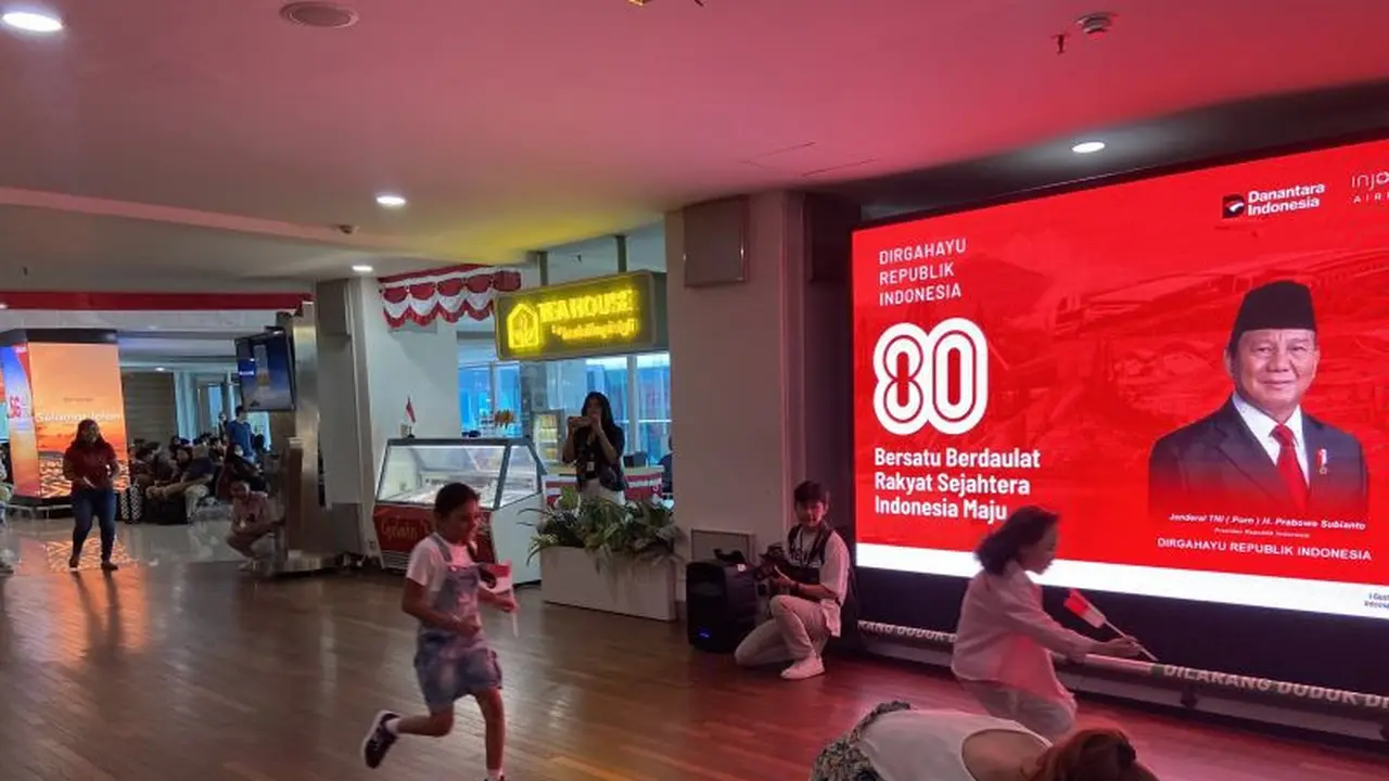 Meriahnya HUT RI di Bandara I Gusti Ngurah Rai, Anak Indonesia dan Bule Lomba 17 Agustus Sambil Tunggu Pesawat