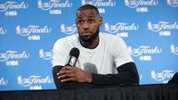 Bintang Cleveland Cavaliers, LeBron James, menjadi korban vandalisme berbau rasisme jelang Gim 1 Final NBA 2017 kontra Golden State Warriors di Oakland, Jumat (2/6/2017) WIB. (NBA)