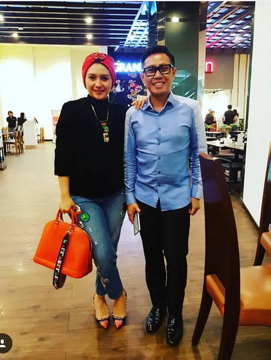 Ditambah lagi, selain saling percaya dan menjalin komunikasi yang lancar, pasangan ini juga menghilangkan rasa saling cemburu satu sama lain. Bagi Anggota DPR itu, sifat cemburu adalah hal yang buang-buang energi. (Instagram/ekopatriosuper)