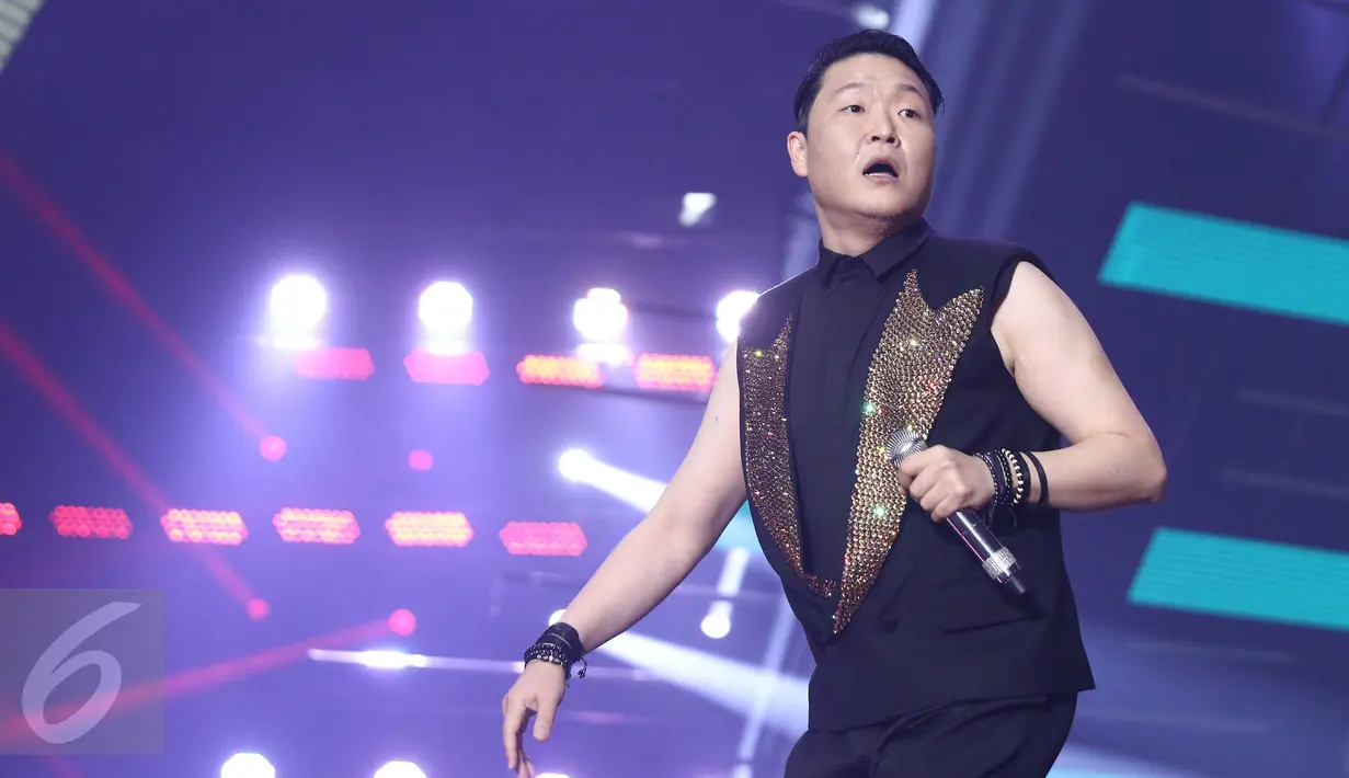 PSY saat menghibur penonton dalam acara Oppo Selfie Fest di ICE Tangerang, Banten, Kamis (24/11). Penyanyi asal Korsel tersebut menutup konser tersebut dengan lagu andalannya "Oppa Gangnam Style." (Liputan6.com/Herman Zakharia)