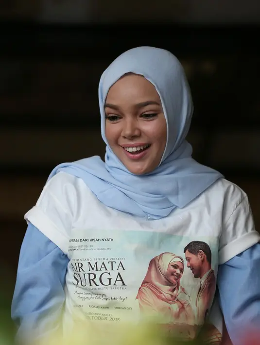 Selain Dewi Sandra, ada pengisi lagu lain yang menambah warna di film Air Mata Surga ini yaitu Mawa Diri yang terdiri dari Rieka Roeslan, Iga Mawarni, dan Dian HP. (Andy Masela/Bintang.com)