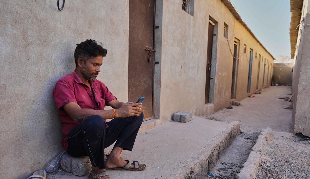 Pengoperasian kembali pabrik pun sangat tergantung pada ketersediaan pasokan bahan bakar gas baru. Tampak dalam foto, seorang pekerja migran duduk di tempat tinggal pekerja keramik yang sepi di Morbi, negara bagian Gujarat, India, Rabu 8 April 2026. (AP Photo/Ajit Solanki)