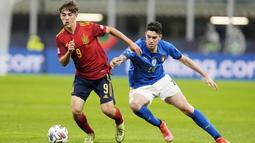 Pemain jebolan akademi Barcelona ini baru saja memecahkan rekor di Timnas Spanyol sebagai pemain termuda dalam sejarah. 
Gelandang tengah ini usianya baru menginjak 17 tahun 62 hari. (AP/Antonio Calanni)