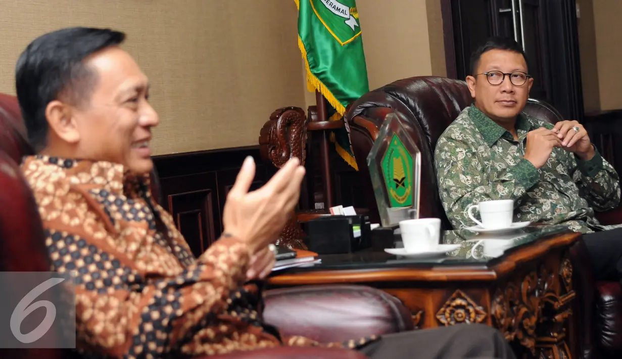 Menag Lukman Hakim Saifuddin (kanan) menyimak pernyataan Direktur Utama Indosiar, Imam Sudjarwo saat audiensi di Gedung Kemenag, Jakarta, Jumat (27/5). Pertemuanmembahas sejumlah hal jelang bulan suci Ramadan. (Liputan6.com/Helmi Fithriansyah)