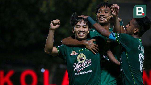Foto: Gagalkan Penalti di Penghujung Laga, Ernando Ari Pastikan Persebaya Bungkam Arema FC di BRI Liga 1