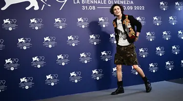 Aktor Prancis-AS, Timothee Chalamet berpose saat sesi pemotretan untuk film "Bones And All" yang mengikuti Venice Film Festival 2022 ke-79 di Lido, Venesia, Italia (2/9/2022). Timoth&eacute;e Chalamet menunjukkan selera gayanya yang eksentrik. (AFP/Marco Bertorello)