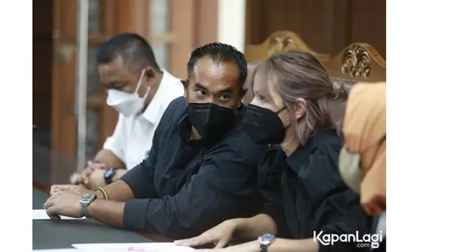 8 Potret Nia Ramadhani dan Ardi Bakrie saat Hadiri Sidang Kasus Narkoba, Curi Perhatian