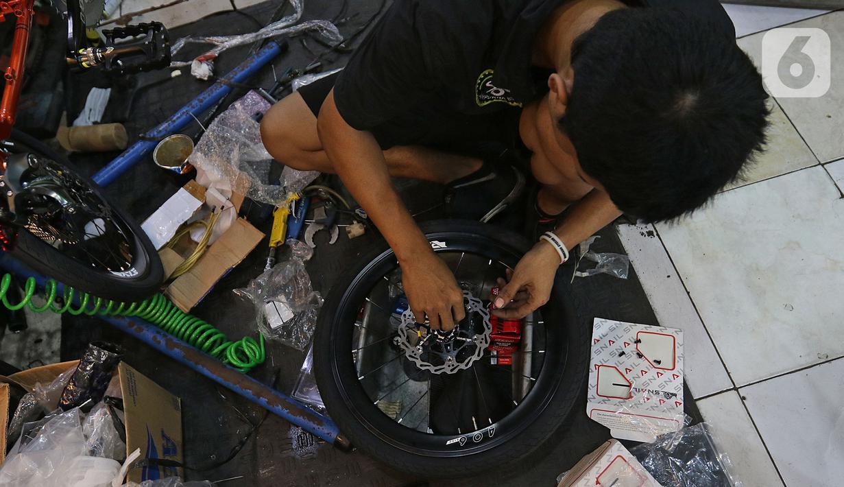 Mekanik memperbaiki dan merestorasi sepeda di Workshop Sampurna Bike Kalibata, Jakarta, Kamis (9/7/2020). Bengkel tersebut dapat menerima 20 sepeda per hari untuk diperbaiki hingga terjadi antrean bagi pelanggan. (Liputan6.com/Herman Zakharia)