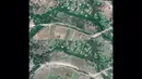 Kombinasi gambar yang dibuat pada 08 Juli 2025 ini menunjukkan (atas) gambar selebaran milik Maxar Technologies menunjukkan vegetasi sebelum banjir bandang di sepanjang Sungai Guadalupe di Hunt, Texas pada 23 Juni 2023, (bawah) gambar selebaran ini milik Maxar Technologies menunjukkan vegetasi yang tersapu banjir bandang di sepanjang Sungai Guadalupe di Hunt, Texas pada 8 Juli 2025. (Foto oleh Citra satelit ©2025 Maxar Technologies/AFP)