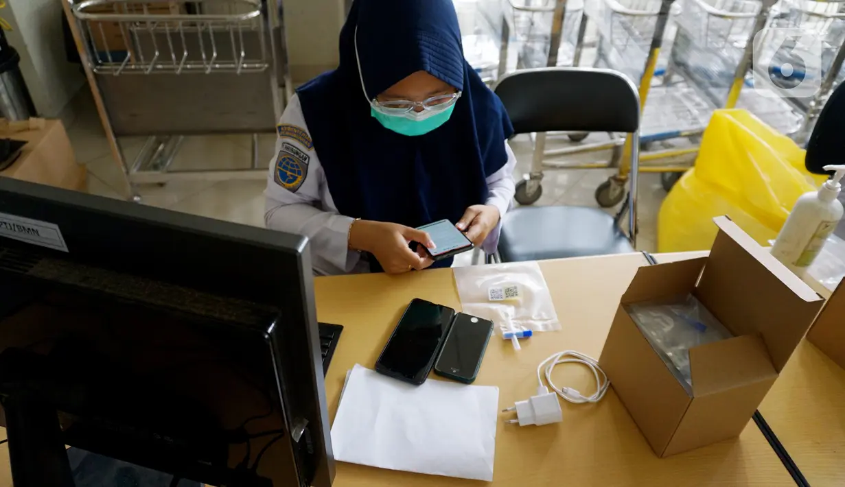 Petugas saat melakukan tes GeNose pada pemudik di Terminal Poris Pelawad, Kota Tangerang, Banten, Rabu (5/5/2021). H-1 pemberlakuan larangan mudik, banyak warga memilih mudik lebih awal dan harus melakukan tes COVID-19 19 sebelum diberangkatkan ke kota tujuan. (Liputan6.com/Angga Yuniar)