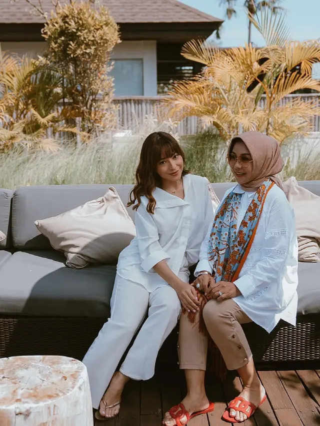 7 Potret Nikita Willy dan Ibunda yang Jarang Tersorot, Kompak Banget