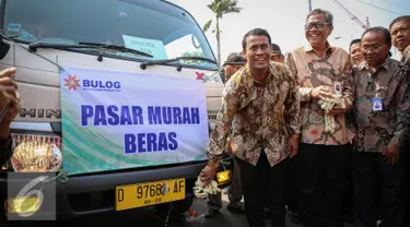 Menteri Pertanian, Amran Sulaiman dan Kepala Bulog, Djarot Kusumayakti melepas pasar murah beras dan sapi di Jakarta, Selasa (22/9/2015). Sebanyak 30 truk beras dan sapi didistribusikan ke sejumlah pasar tradisional DKI. (Liputan6.com/Faizal Fanani)