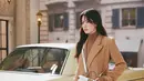 <p>Di sini, Song Hye Kyo tampil dengan gaya rambut khasnya. Rambut panjangnya diberi poni tirai yang membingkai wajahnya dengan baik dan ditata bergelombang. Foto: Instagram.</p>