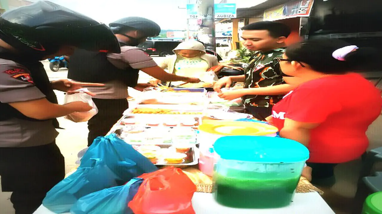 'Merantau' di Tanah Orang, Polisi Ganteng Tak Malu Jualan Takjil