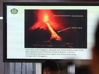 Konferensi pers terkait status Gunung Anak Krakatau di Kementerian ESDM, Jakarta, Kamis (12/27). Status Gunung Anak Krakatau dinaikkan dari waspada level II menjadi siaga level III. (Liputan6.com/JohanTallo)