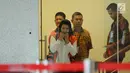 Bupati Kukar nonaktif, Rita Widyasari (kedua kiri) usai menjalani pemeriksaan di gedung KPK Jakarta, Jumat (19/1). Rita diperiksa sebagai tersangka dugaan TPPU senilai Rp 436 miliar terkait izin perkebunan kelapa sawit. (Liputan6.com/Helmi Fithriansyah)