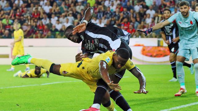 Duel Pervis Estupinan vs Keinan David di laga Udinese vs AC Milan di Bluenergy Stadium pada pekan keempat Serie A 2025/2026, Minggu (21/09/2025). (Andrea Bressanutti/LaPresse via AP)