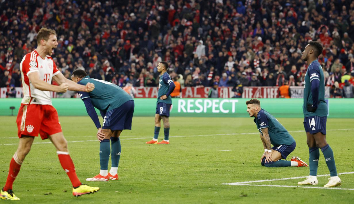 Para pemain Arsenal tampak kecewa setelah ditaklukkan Bayern Munchen  pada leg kedua perempat final Liga Champions di Allianz Arena, Kamis (18/4/2024). The Gunners takluk 0-1. (AP Photo/Christian Bruna)
