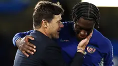 Pelatih Chelsea, Mauricio Pochettino, berbincang dengan Axel Disasi setelah laga melawan Luton Town di Stadion Stamford Bridge pada laga pekan ketiga Premier League, Sabtu (26/8/2023). The Blues menang dengan skor 3-0. (AFP/Henry Nicholls)