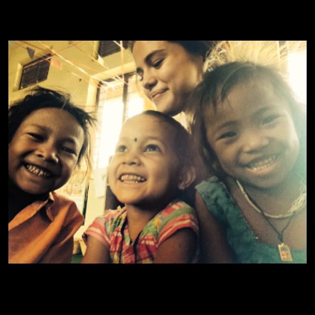 berbaur dengan anak-anak ceria | Foto: copyright instagram.com/selenagomez