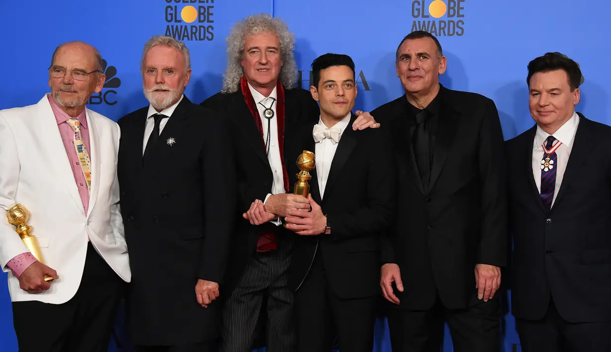 Aktor Rami Malek foto bersama Jim Beach, Roger Taylor, Brian May, Graham King, dan Mike Myers usai dirinya meraih penghargaan Golden Globes 2019 di The Beverly Hilton, Beverly Hills, California, Minggu (6/1). (Photo by Jordan Strauss/Invision/AP)