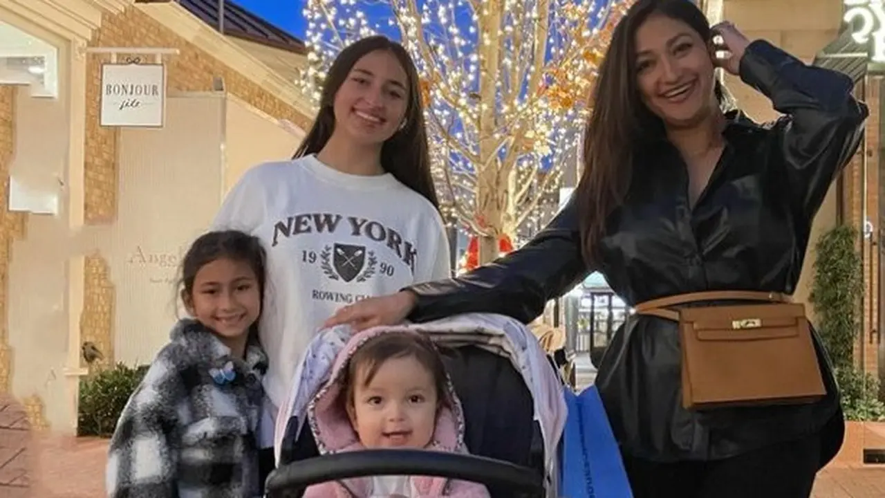 Potret Rahma Azhari dan anak-anak (Sumber: Instagram/raazharita)