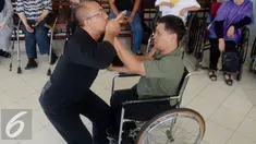 Seorang Penyandang  Cacat saat berlatih bela diri praktis di YPAC, Jakarta, Sabtu (6/8). Bela diri Praktis ini di harapkan mampu untuk menjaga diri khususnya penyandang cacat dari segala bentuk serangan dan ancaman kejahatan. (Liputan6.com/Johan Tallo)