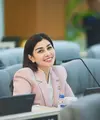 Nisya Ahmad tampil anggun dan profesional dalam balutan outfit formal saat menjalankan tugasnya sebagai anggota DPRD. [@nissyaa].