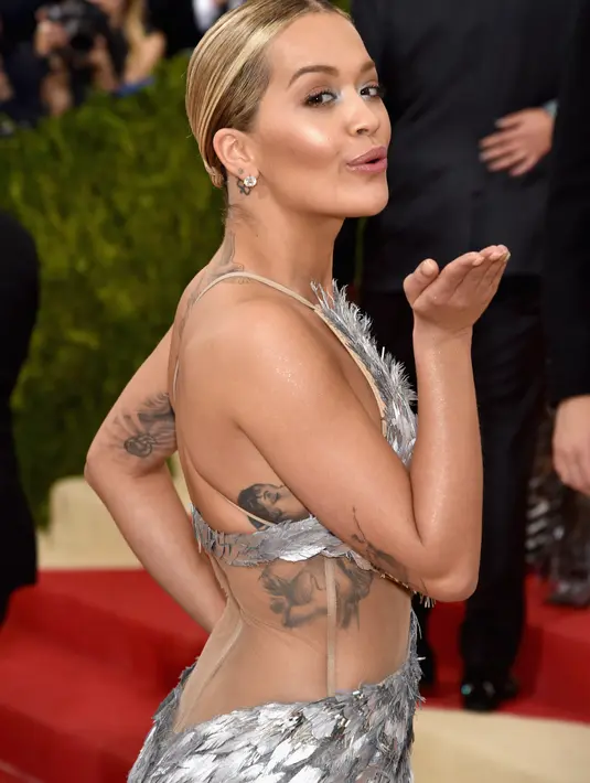 Gadis berambut pirang ini nampaknya sadar ketika bagian intimnya terlihat. Namun, Rita terlihat tak peduli dan tetap berjalan menuju pusat kota New York. (AFP/Bintang.com)