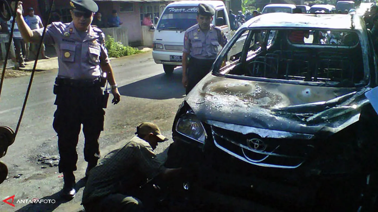 mobil-fpi-dibakar130719b.jpg