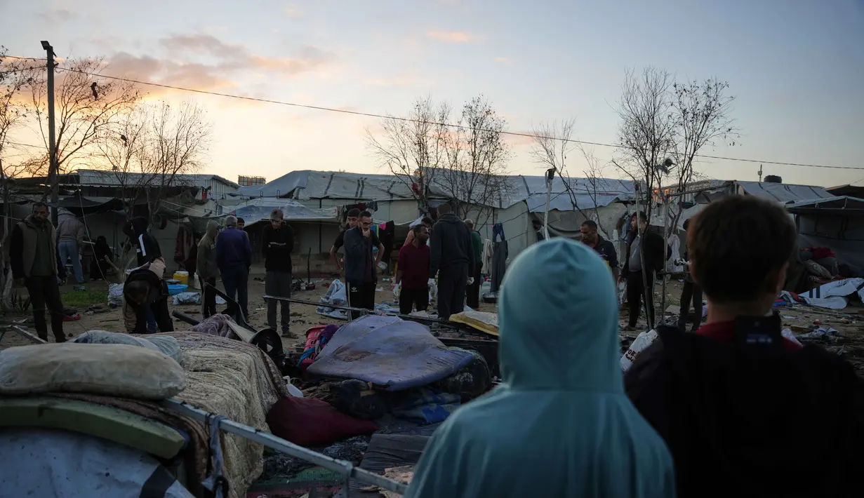 Warga Palestina yang mengungsi memeriksa kerusakan akibat serangan tentara Israel di kamp tenda mereka di Deir al-Balah, Jalur Gaza, Rabu 29 Oktober 2025. Di sisi lain, Pemerintah Israel mengatakan serangan ini adalah respons terhadap apa yang mereka sebut sebagai pelanggaran gencatan senjata yang dilakukan Hamas dengan tidak menyerahkan jenazah 13 tawanan lainnya yang masih berada di Gaza. (AP Photo/Abdel Kareem Hana)