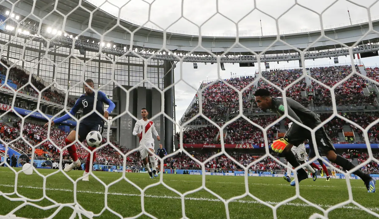 Proses gol yang dicetak striker Prancis, Kylian Mbappe, ke gawang Peru pada laga grup C Piala Dunia di Yekaterinburg Arena, Yekaterinburg, Kamis (21/6/2018). Dirinya menjadi pencetak gol termuda Prancis di turnamen bergengsi. (AP/Vadim Ghirda)