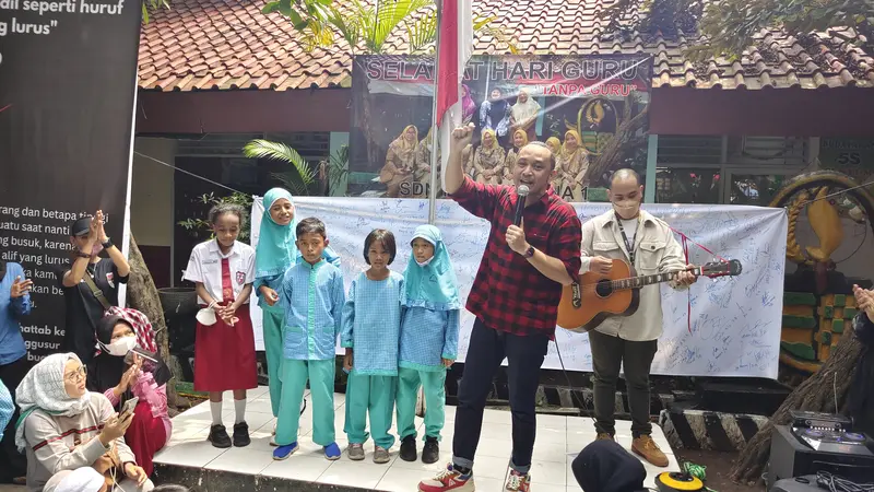 Ketum PSI Giring Ganesha di SDN Pondok Cina 1 Depok