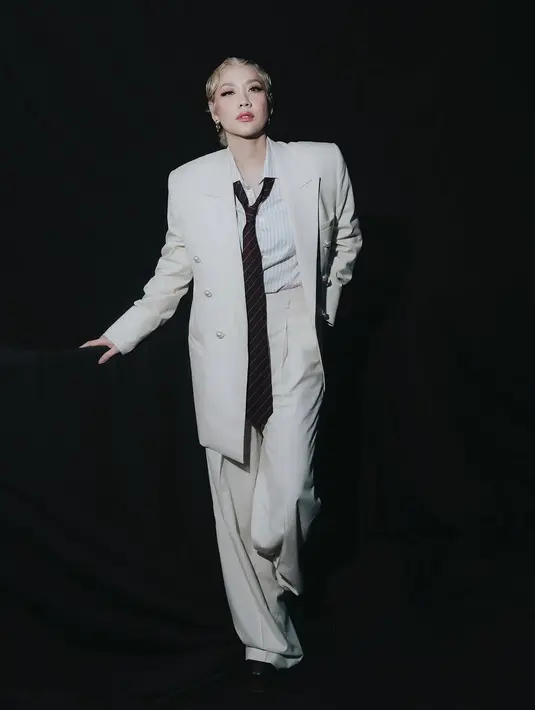 Terbaru, istri Tiko Aryawardhana itu tampil maskulin dengan gaya yang edgy kenakan outfit serba putih [@itsmebcl]